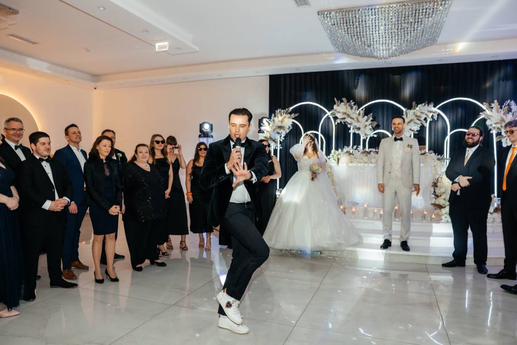 Russische Hochzeitsfamilie beim Kaffee