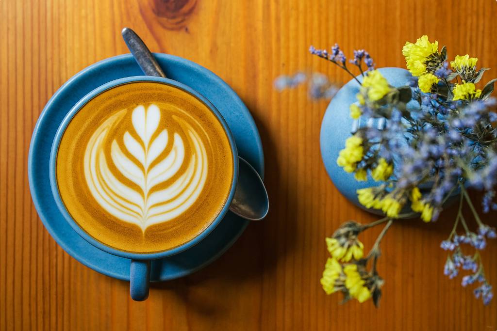 Blumenladen mit Kaffeeangebot